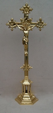 Krzyż z miejscem na relikwie - mosiężny - RU