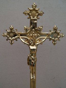 Krzyż z miejscem na relikwie - mosiężny - RU