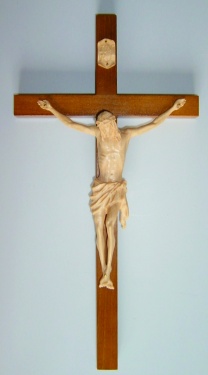 Krzyż drewniany wiszący - rzeźbiona pasyjka 29 cm 