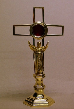 Relikwiarz na relikwie Jana Pawła z krzyżem - mosiężny / RUD