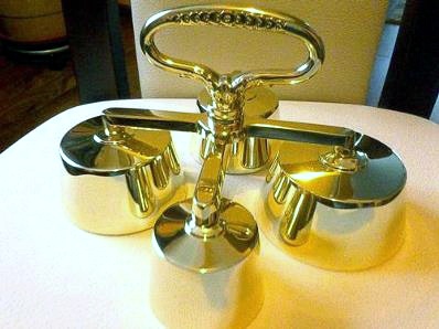 Dzwonek ministrancki, zdobiona rączka R